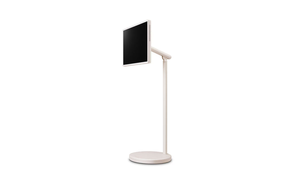 Téléviseur LG StandbyME 27 pouces, écran sans fil sur pied avec batterie intégrée, visible en position sur un support.